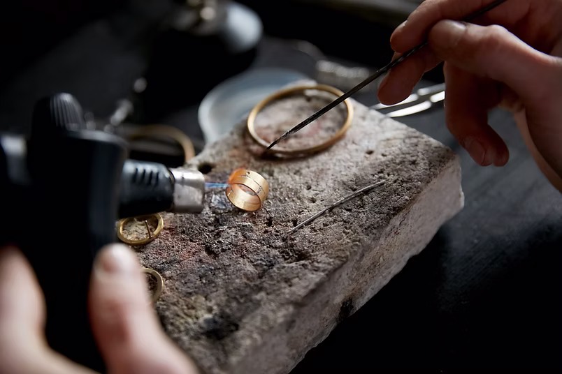 Het vormgeven van een gouden ring