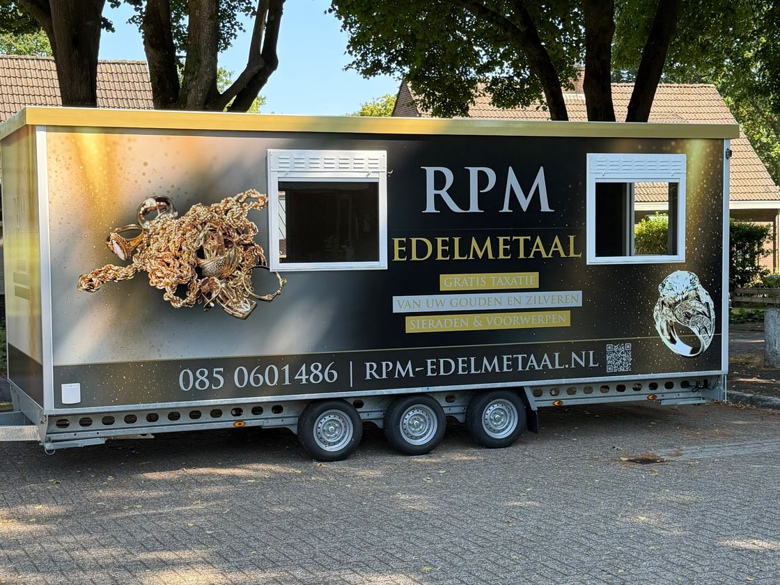 RPM Edelmetaal op locatie in de schaduw van de bomen